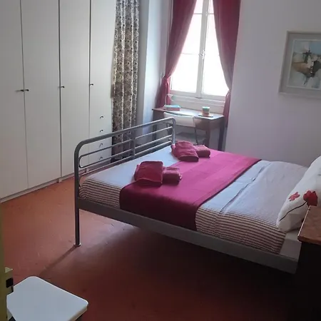 Les Fresques Apartment *
